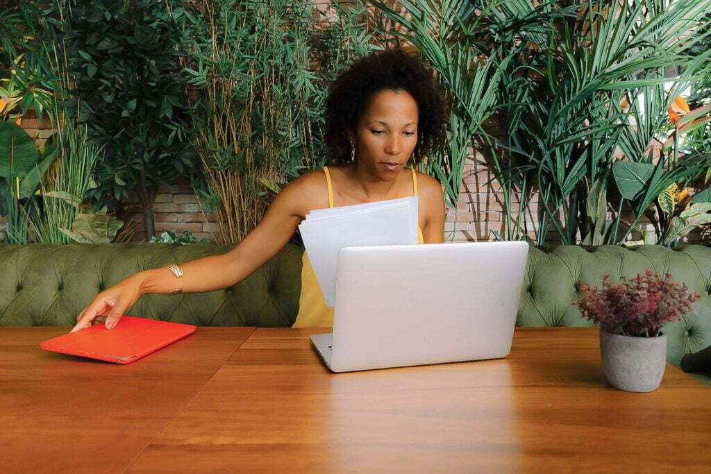 La mezcla asombrosa: Viajeros de negocios y espacios de trabajo en hoteles 2 viajeros corporativos, viajeros de ocio, espacios de trabajo de hoteles, millennials, generación z, millennials versus generación z, millenials vs generación z,