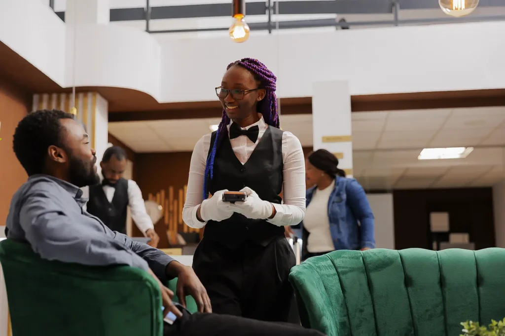 Desbloquear el éxito: 5 ventajas clave de la formación en hostelería para ofrecer un servicio excepcional y ser irresistible en 2025 1 hospitality Industry Training, formación en hostelería, inversión en hostelería, the wheatbaker hotel, ikoyi lagos